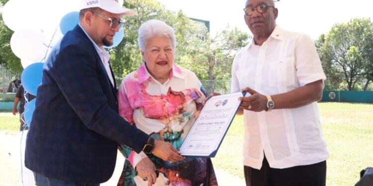 Liga de Softbol de Profesores de la UASD inaugura torneo y reconoce a Editrudis Beltrán por su impulso al deporte universitario