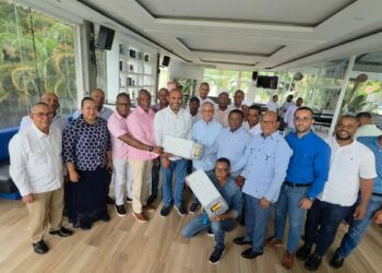 Senador Jhonson Encarnación articula encuentro con autoridades para ampliar electrificación en Elías Piña