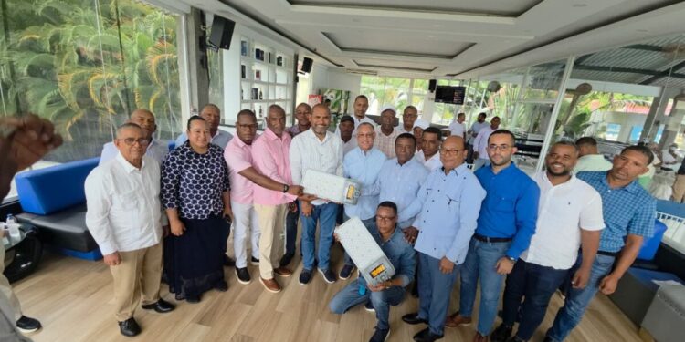 Senador Jhonson Encarnación articula encuentro con autoridades para ampliar electrificación en Elías Piña