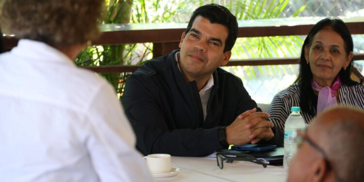 Wellington Arnaud valida con comunitarios servicio eficiente de agua potable