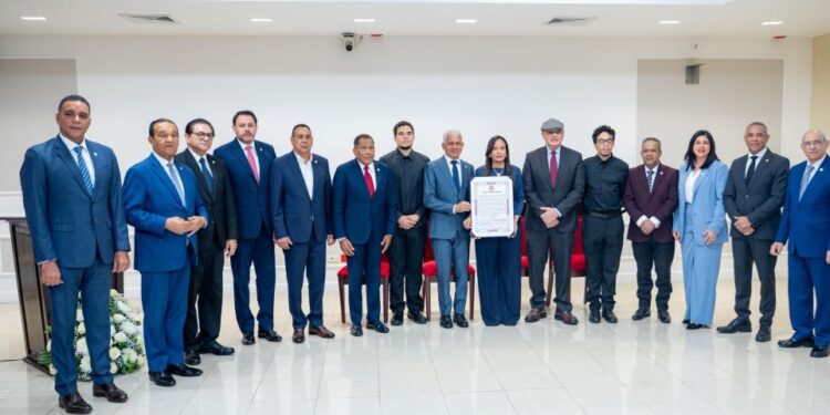 Senado rinde homenaje póstumo al cineasta René Fortunato por su legado histórico y cultural