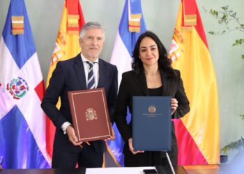 Ministra de Interior y Policía, Faride Raful, firma tratado internacional con España para fortalecer la prevención y detección del crimen organizado.