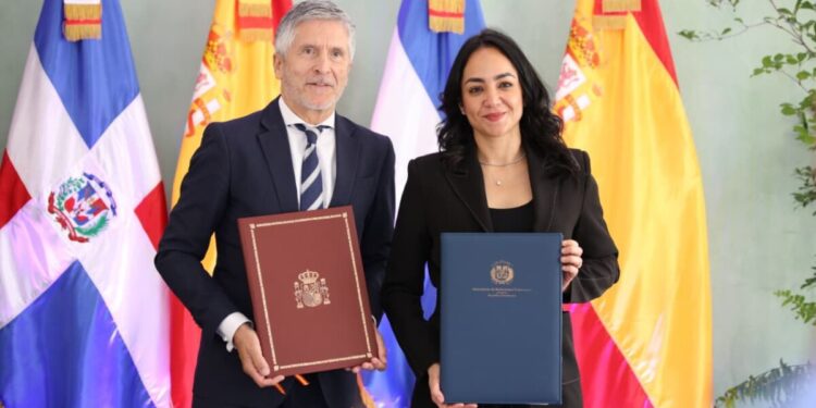 Ministra de Interior y Policía, Faride Raful, firma tratado internacional con España para fortalecer la prevención y detección del crimen organizado.