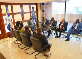 Rector de la UASD recibe visita  del director general de Pasaportes