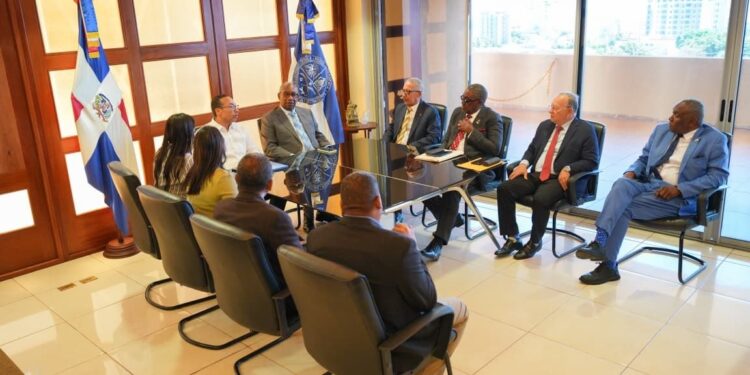 Rector de la UASD recibe visita  del director general de Pasaportes