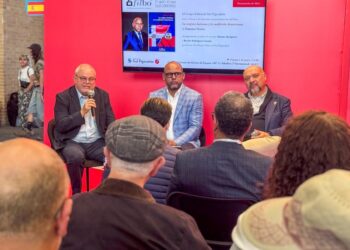 Francisco Tavárez reúne a decenas de asistentes en la presentación de su libro “La conjura haitiana y la maldición dominicana” en Bogotá