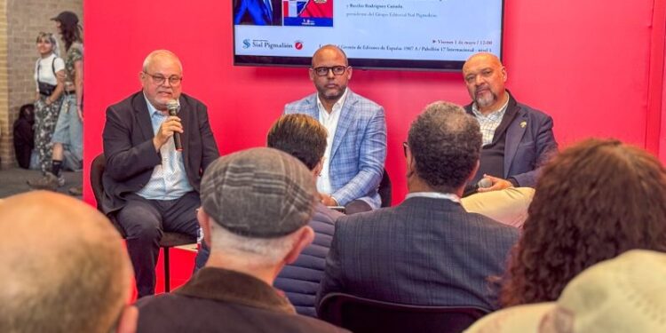 Francisco Tavárez reúne a decenas de asistentes en la presentación de su libro “La conjura haitiana y la maldición dominicana” en Bogotá