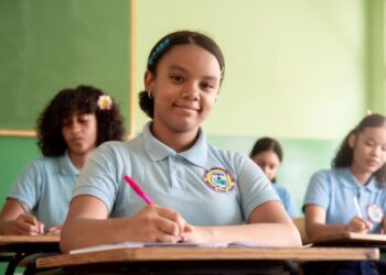 Regulación del uso de celulares liderada por Luis Miguel De Camps recibe amplio respaldo en el sistema educativo