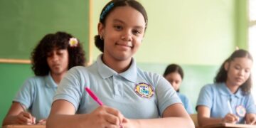 Regulación del uso de celulares liderada por Luis Miguel De Camps recibe amplio respaldo en el sistema educativo
