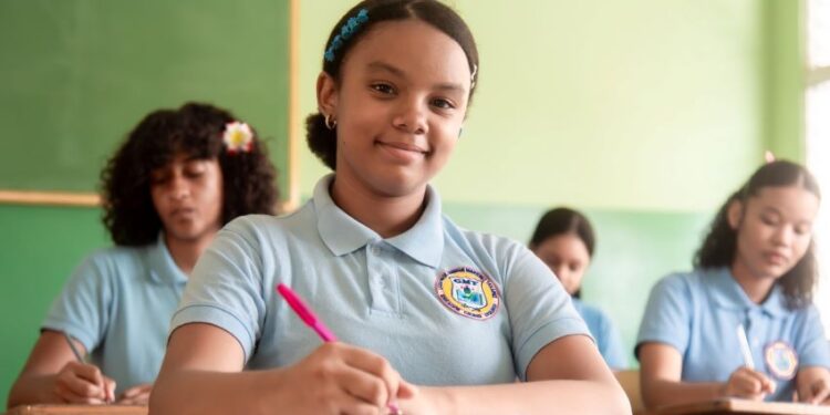 Regulación del uso de celulares liderada por Luis Miguel De Camps recibe amplio respaldo en el sistema educativo
