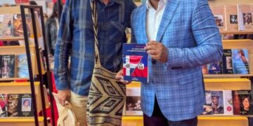 Francisco Tavárez reúne a decenas de asistentes en la presentación de su libro “La conjura haitiana y la maldición dominicana” en Bogotá
