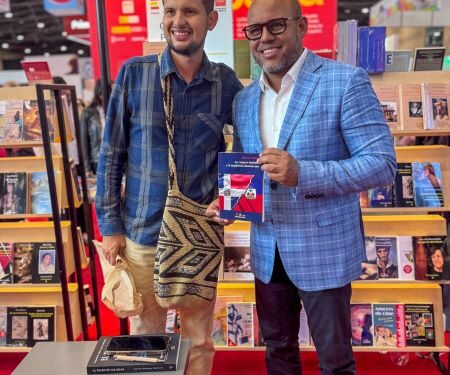 Francisco Tavárez reúne a decenas de asistentes en la presentación de su libro “La conjura haitiana y la maldición dominicana” en Bogotá