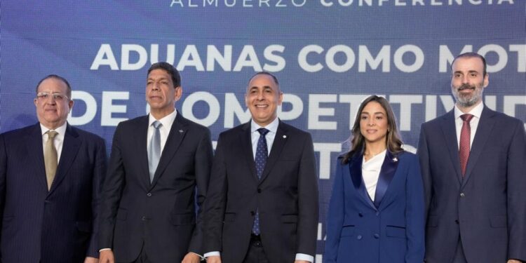Nelson Arroyo impulsa a la Aduana como motor de competitividad exportadora