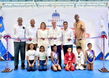 Presidente Luis Abinader y ministro Kelvin Cruz entregan pabellones deportivos en La Romana