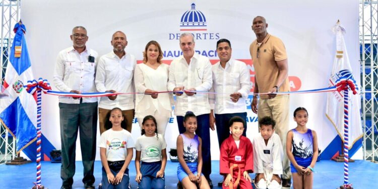 Presidente Luis Abinader y ministro Kelvin Cruz entregan pabellones deportivos en La Romana