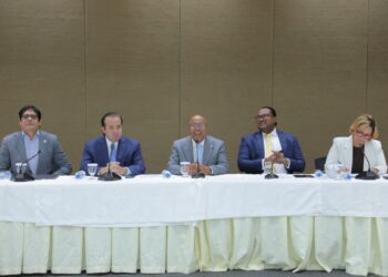 Diputados junto a otros funcionarios socializan con el ministro Paliza sobre proyectos de ley que buscan eliminar la pobreza