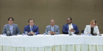 Diputados junto a otros funcionarios socializan  con el ministro Paliza sobre proyectos de ley que buscan eliminar la pobreza