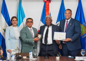 PARLACEN Honra a Dos Defensores Dominicanos de los Derechos Humanos