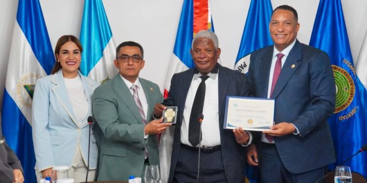 PARLACEN Honra a Dos Defensores Dominicanos de los Derechos Humanos