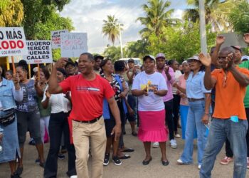 Comunidades en El Higüero de Santo Domingo Norte paraliza actividades productivas, educativas y de transporte en demanda de carretera, aceras y contenes