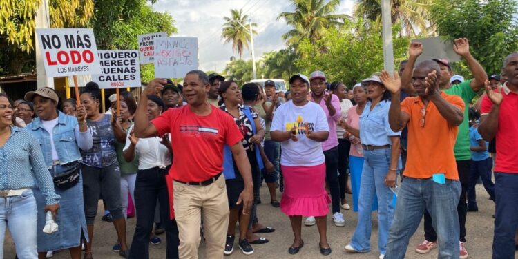Comunidades en El Higüero de Santo Domingo Norte paraliza actividades productivas, educativas y de transporte en demanda de carretera, aceras y contenes