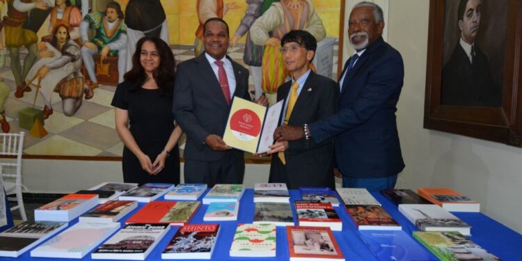 UASD RECIBE DONACIÓN DE LIBROS DE EMBAJADA DE JAPÓN