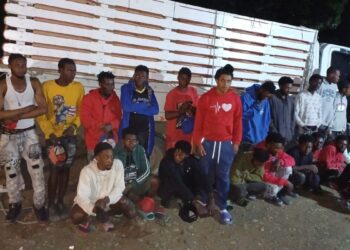 Ejército detiene hombre que ocultaba 24 haitianos indocumentados en un camión en San Juan de la Maguana