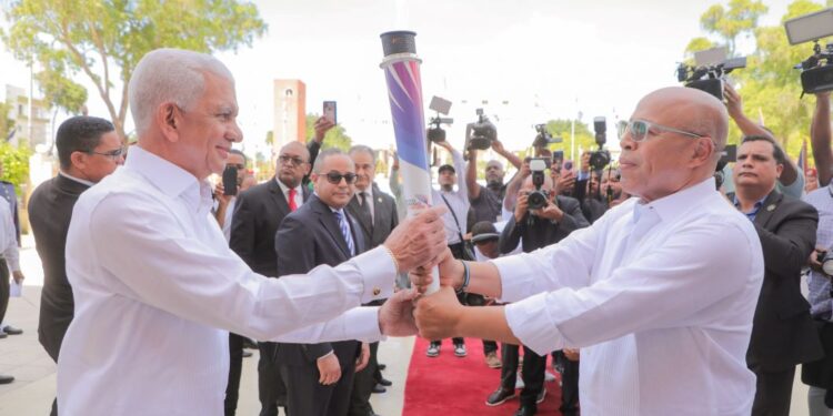 Alfredo Pacheco recibe Antorcha de XXV Juegos Centroamericano y del Caribe
