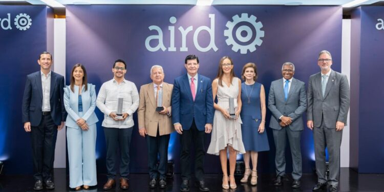 Reconocen a periodistas en la XVII edición del Premio AIRD al Periodismo sobre la Industria Nacional