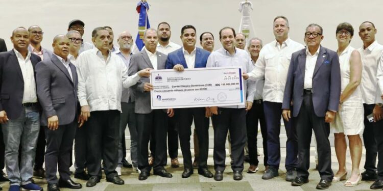Ministro Kelvin Cruz completa entrega de RD$893 millones al COD para preparación de atletas rumbo a Santo Domingo 2026.