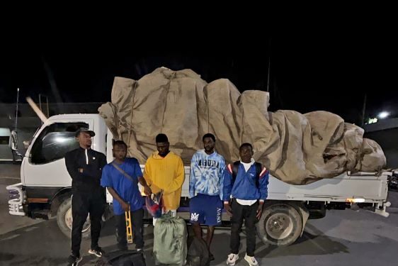 Ejército intercepta camión que transportaba haitianos indocumentados ocultos entre vegetales en Constanza