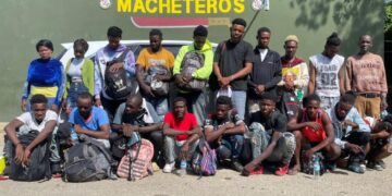 Ejército intercepta vehículo con 20 indocumentados tras persecución en Valverde