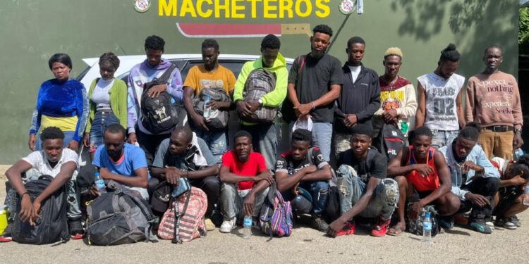 Ejército intercepta vehículo con 20 indocumentados tras persecución en Valverde