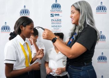 Programa Salud Escolar ampliará servicios y entrega de dispositivos médicos en centros educativos