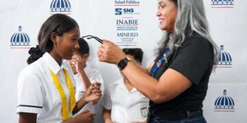 Programa Salud Escolar ampliará servicios y entrega de dispositivos médicos en centros educativos