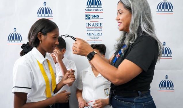 Programa Salud Escolar ampliará servicios y entrega de dispositivos médicos en centros educativos