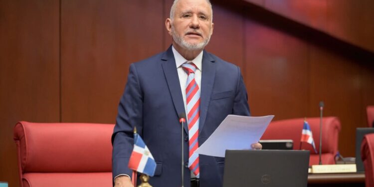 Taveras Guzmán asume como Senador Independiente