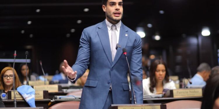 Diputado Bray Vargas propone becas automáticas para estudiantes sobresalientes