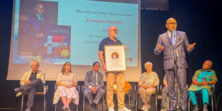 Francisco Tavárez gana premio internacional y pone en alto la literatura dominicana en la Feria del Libro de Madrid