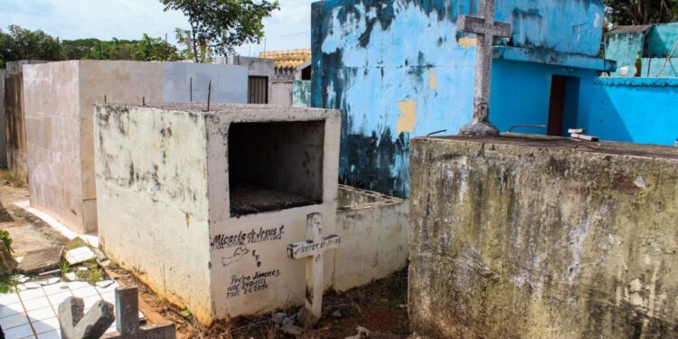 Regidor Caonabo Hubieres denuncia exhumaciones de cádaveres ilegales en cementerios de Bayaguana