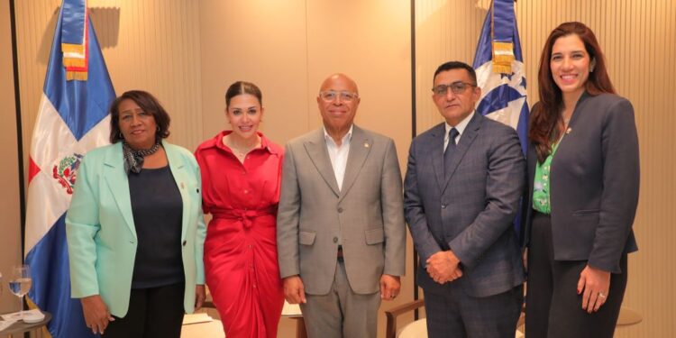 Alfredo Pacheco se reúne con presidenta del Parlacen, tratan temas migratorios y de ciberseguridad