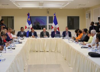 Comisión Bicameral que estudia proyecto anticrisis escucha al ministro de Hacienda y al vicepresidente de AIRD
