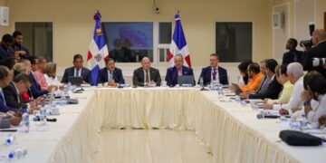 Comisión Bicameral que estudia proyecto anticrisis escucha al ministro de Hacienda y al vicepresidente de AIRD