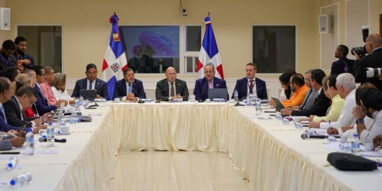 Comisión Bicameral que estudia proyecto anticrisis escucha al ministro de Hacienda y al vicepresidente de AIRD