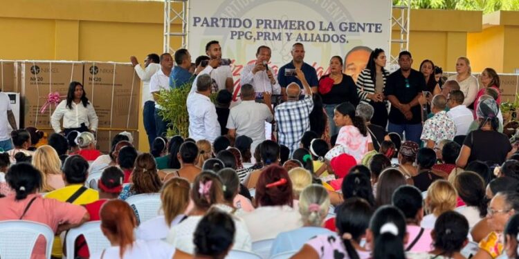 Antonio Marte celebra multitudinario homenaje a las madres de Sabaneta con entrega de electrodomésticos y artículos para el hogar