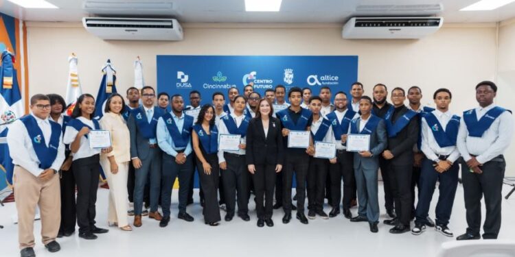 Carolina Mejía encabeza la quinta entrega de certificados a jóvenes de Cristo Rey y Villas Agrícolas en Centro Futuro
