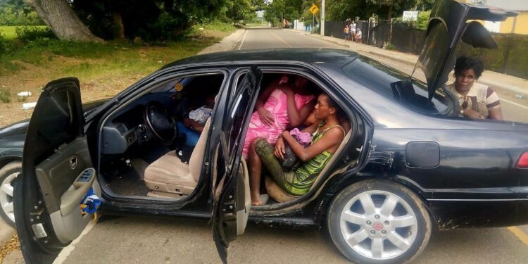 Ejército intercepta vehículo utilizado para el transporte ilegal de 14 extranjeros en Guayubín