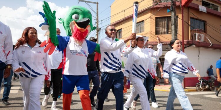 Director Departamento Aeroportuario recibe antorcha Juegos Centro Americanos y del Caribe Santo Domingo 2026