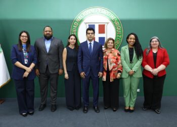 Wellington Arnaud imparte conferencia destaca avances en materia de saneamiento y agua potable