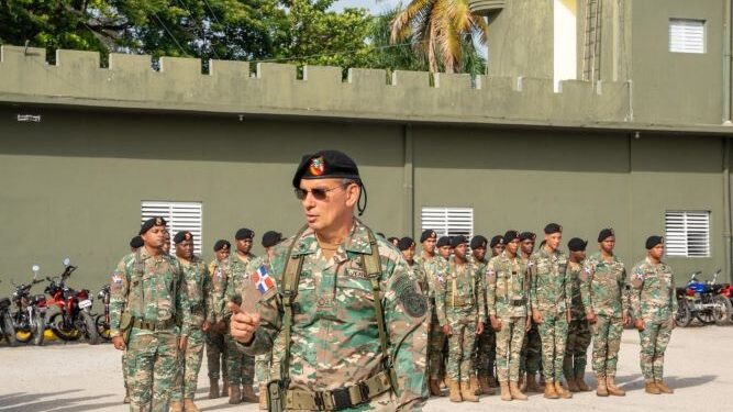 Comandante del Ejército recorre puestos fronterizos en Elías Piña e Independencia